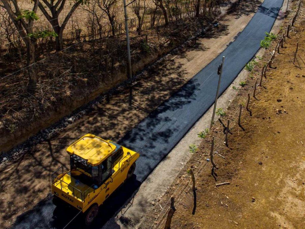 Maquinaria pesada trabaja en la colocación de asfalto en la vía hacia el cantón Los Toles. Foto Secretaría de Prensa