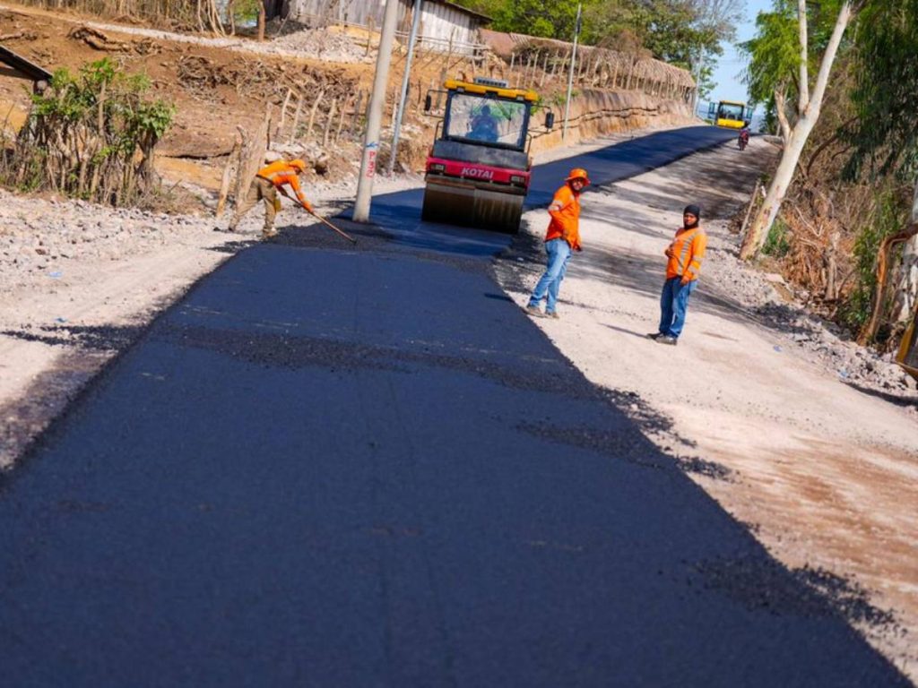 La obra incluye la colocación de material granular, base estabilizada con cemento y carpeta asfáltica de 7.5 centímetros, además de drenajes, ampliación de la vía y señalización. Foto Secretaría de Prensa