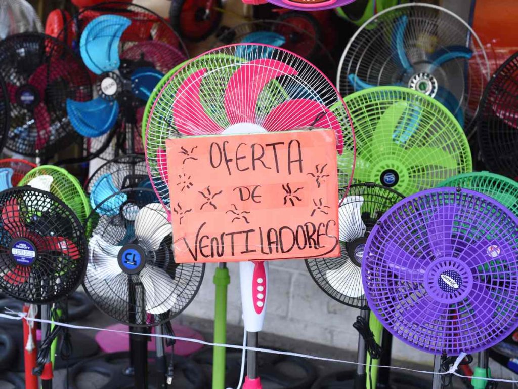 En la temporada de calor, aumenta la demanda de ventiladores para aliviar las altas temperaturas. elsalvador.com