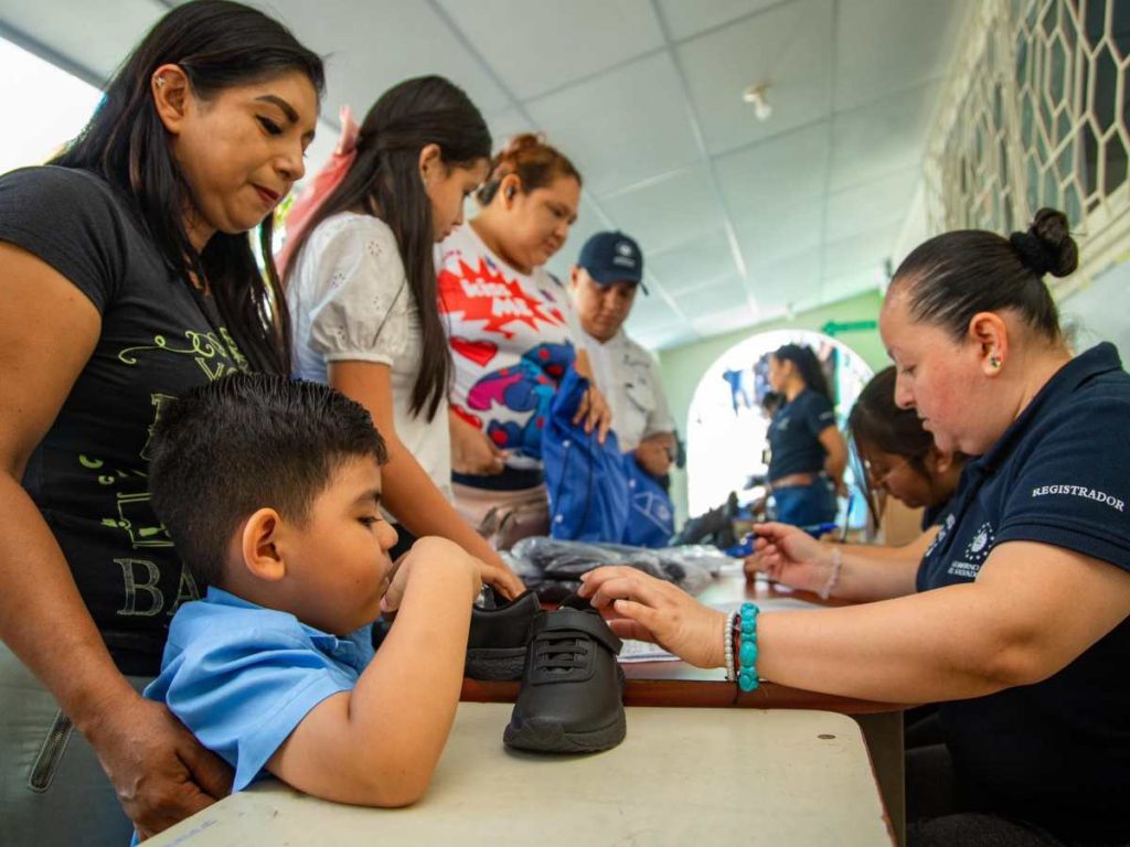 El Ministerio de Educación desarrolla jornadas simultáneas de cambio de tallas en todo el país.