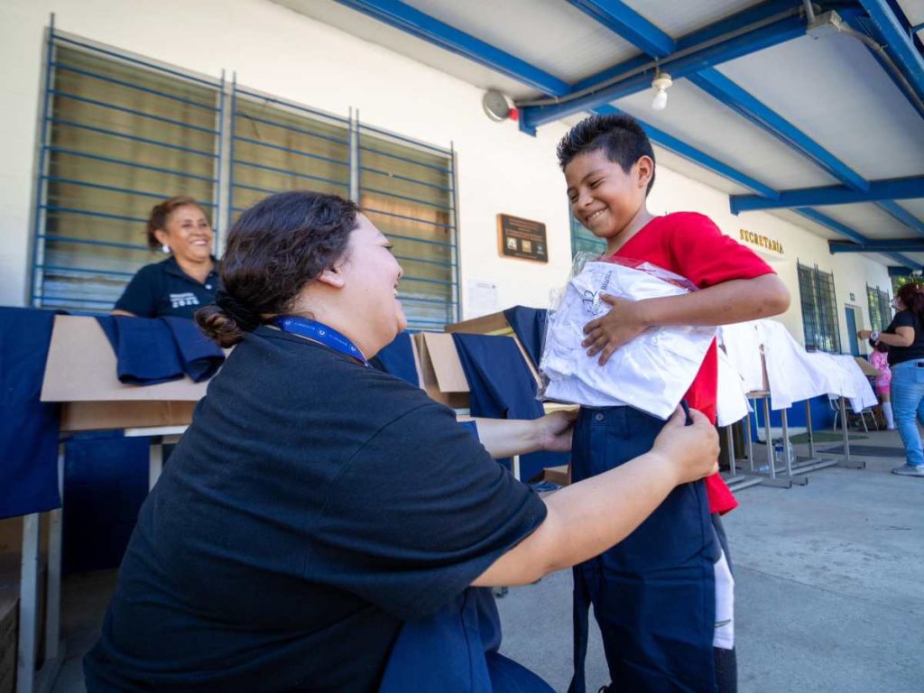Centros educativos organizan jornadas para sustituir uniformes y zapatos que no quedaron a la medida.