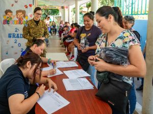 Padres de familia acuden a centros escolares para cambiar uniformes y zapatos que no se ajustaron a los estudiantes.