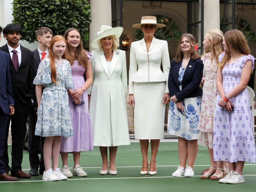 Melania Trump y la reina Camila coordinan elegancia en blanco con líneas impecables y sombreros protagonistas durante su encuentro con estudiantes en la Casa Blanca.