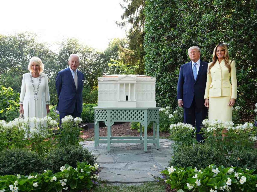 Melania Trump apuesta por un traje amarillo pastel de sastrería precisa, mientras la reina Camila mantiene la elegancia clásica con un vestido blanco bordado, en el jardín de la Casa Blanca.