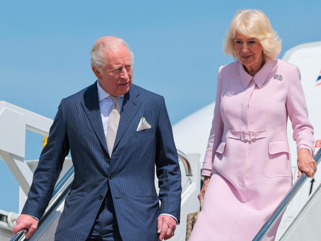 El rey Carlos III y la reina Camila descienden de su avión a su llegada a la Base Conjunta Andrews, en Maryland, en el inicio de su visita de Estado a Estados Unidos. 