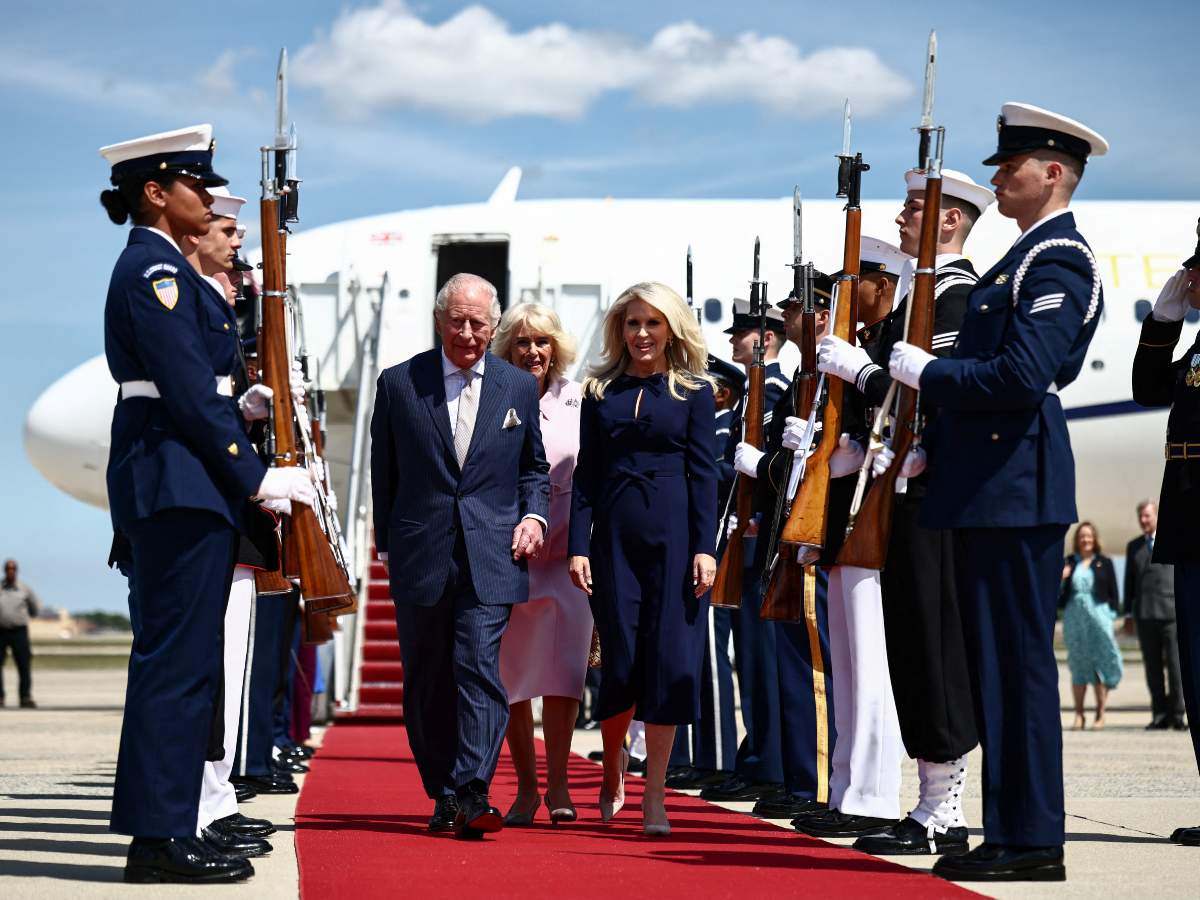El rey Carlos III y la reina Camila son recibidos por la jefa de protocolo de Estados Unidos, Monica Crowley, a su llegada a la Base Conjunta Andrews, en Maryland, el 27 de abril de 2026.