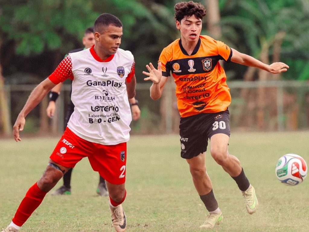 Carlos Garay (30) pelea el balón contra jugador de Izalco. Foto X Águila