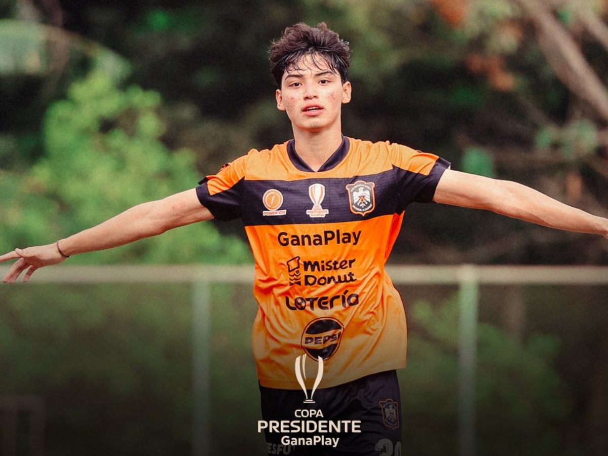Carlos Garay celebra uno de sus goles ante Izalco en la Copa Presidente. Foto X Águila