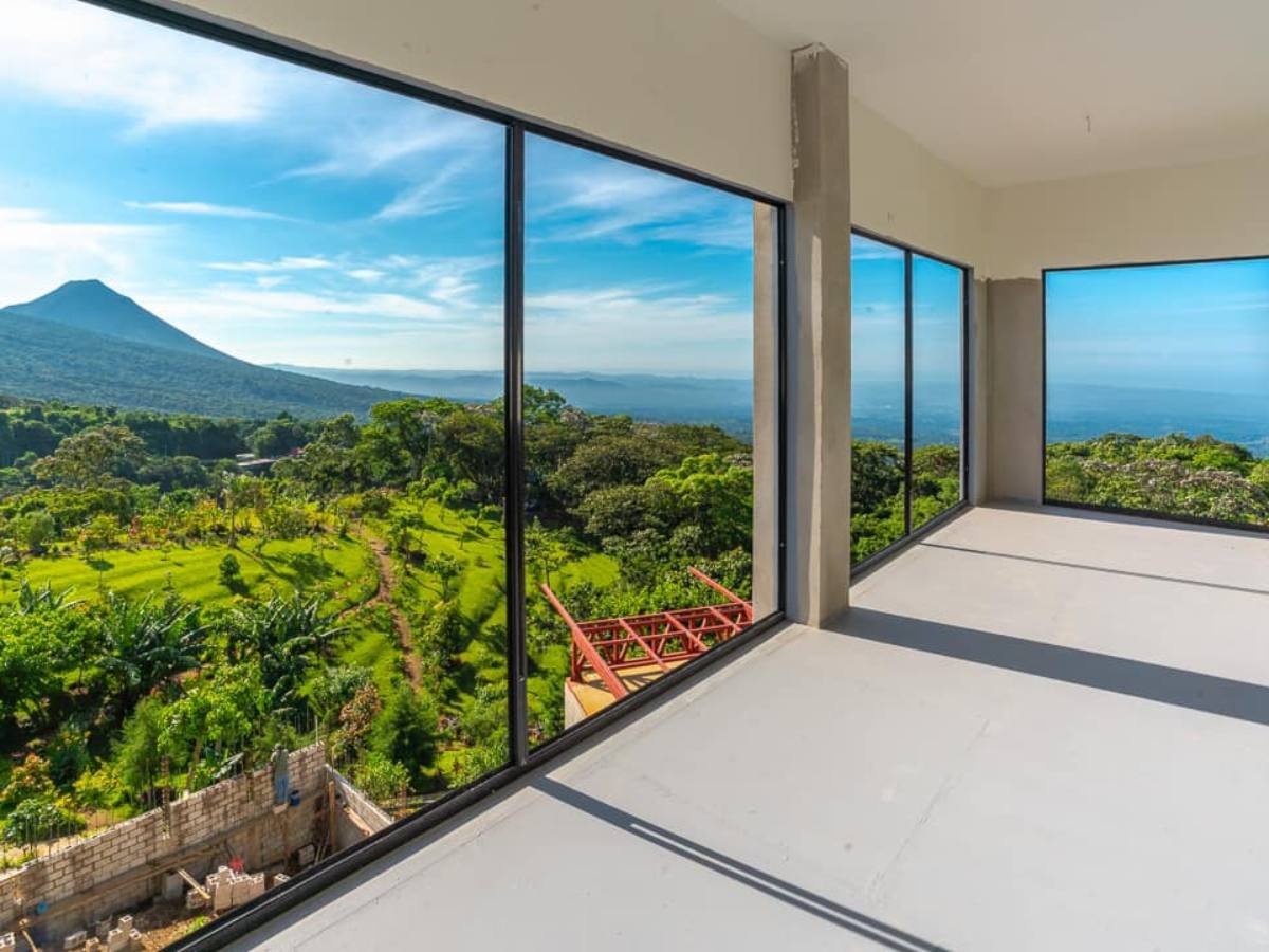 Casa Conejo se ubica en la Ruta de las Flores, rodeado de naturaleza volcánica y cafetales, un entorno clave para el turismo premium en El Salvador.
