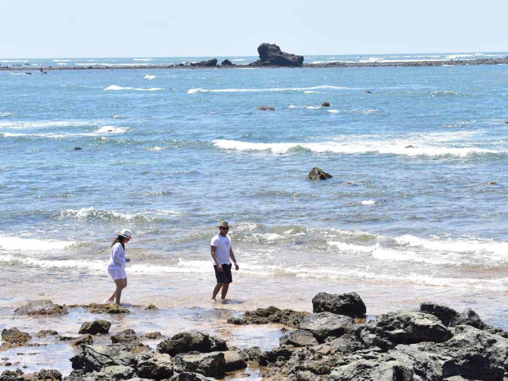 Visitantes disfrutan del mar en Salinitas, una playa de ambiente tranquilo y acceso controlado en la costa de Sonsonate.