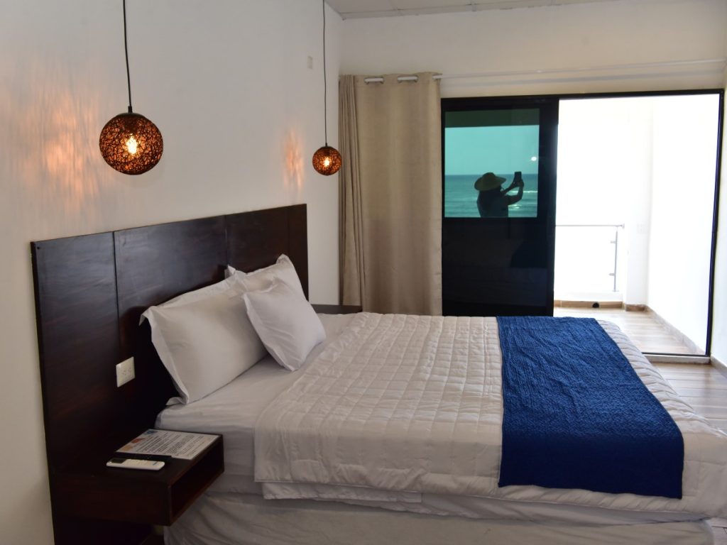 Las habitaciones de Casa Coral combinan comodidad y vista al mar, dentro de una experiencia exclusiva en Salinitas.