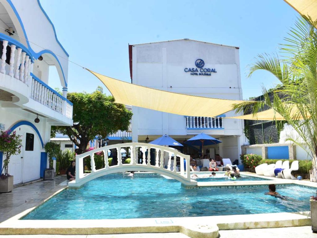 La piscina de Casa Coral es parte de su propuesta boutique, ideal para descansar en un ambiente más privado.