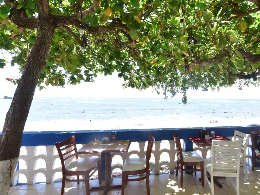 El restaurante de Casa Coral permite comer con vista al océano, en un espacio pensado para disfrutar sin prisa.