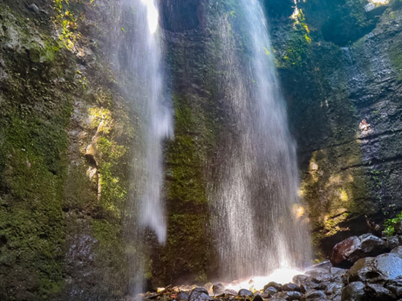 Caída de agua de La Golondrinera, en Nahuizalco, con aproximadamente 65 metros.