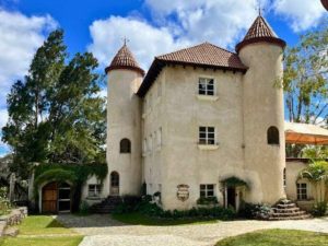 El castillo de Chateau Defay evoca la elegancia de la arquitectura francesa.