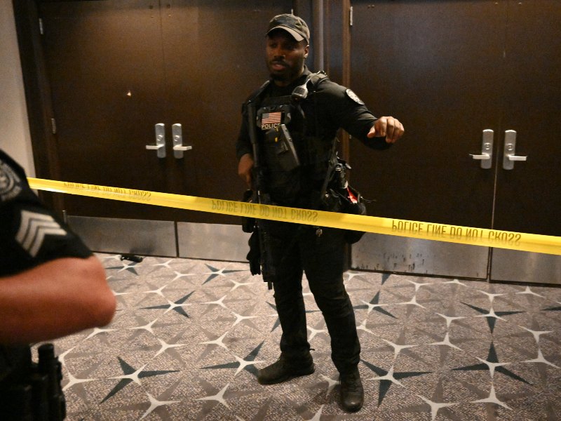 La seguridad presidencial actúa en la cena de la Casa Blanca tras un incidente en el recinto.