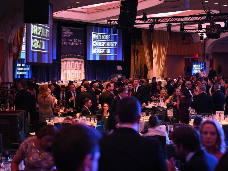 El presidente Donald Trump es evacuado durante la cena anual de corresponsales en Washington.