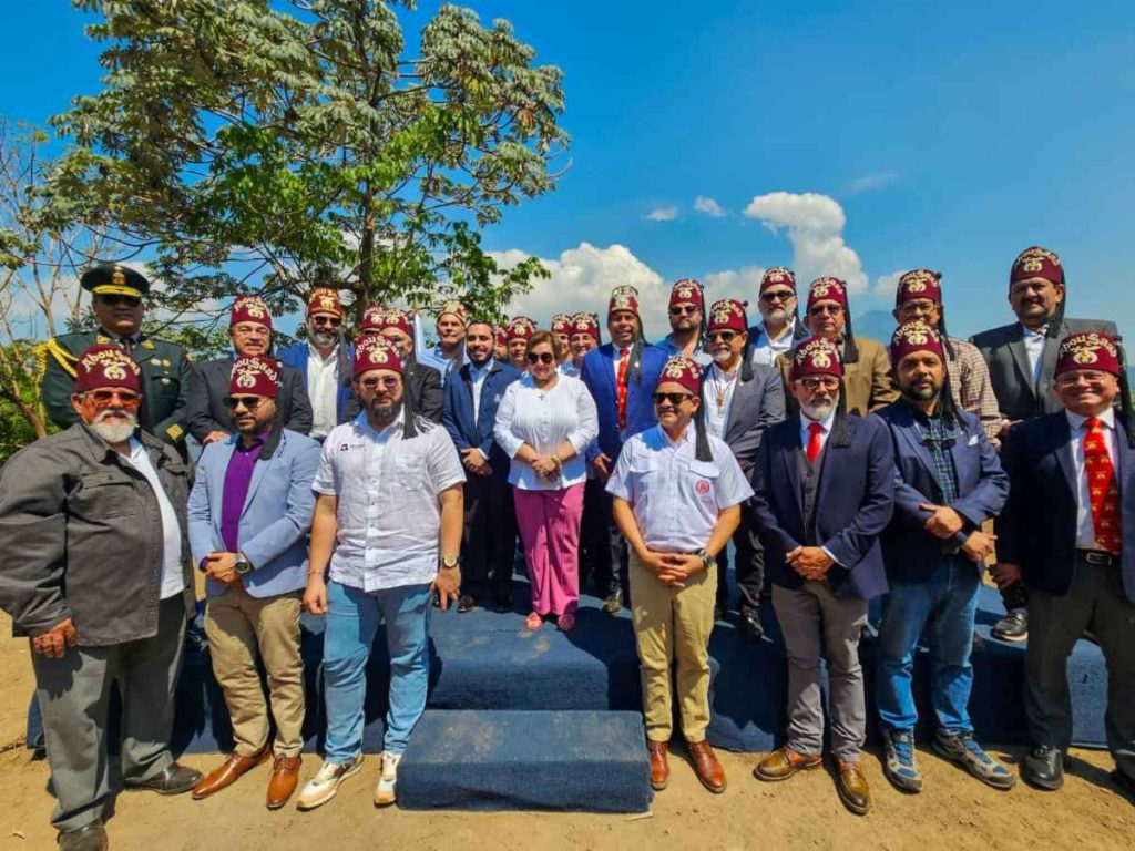 Autoridades participan en el lanzamiento del proyecto infantil.