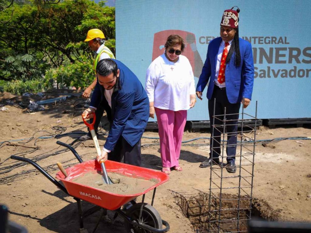 Colocación de la primera piedra del Centro Integral Shriners.