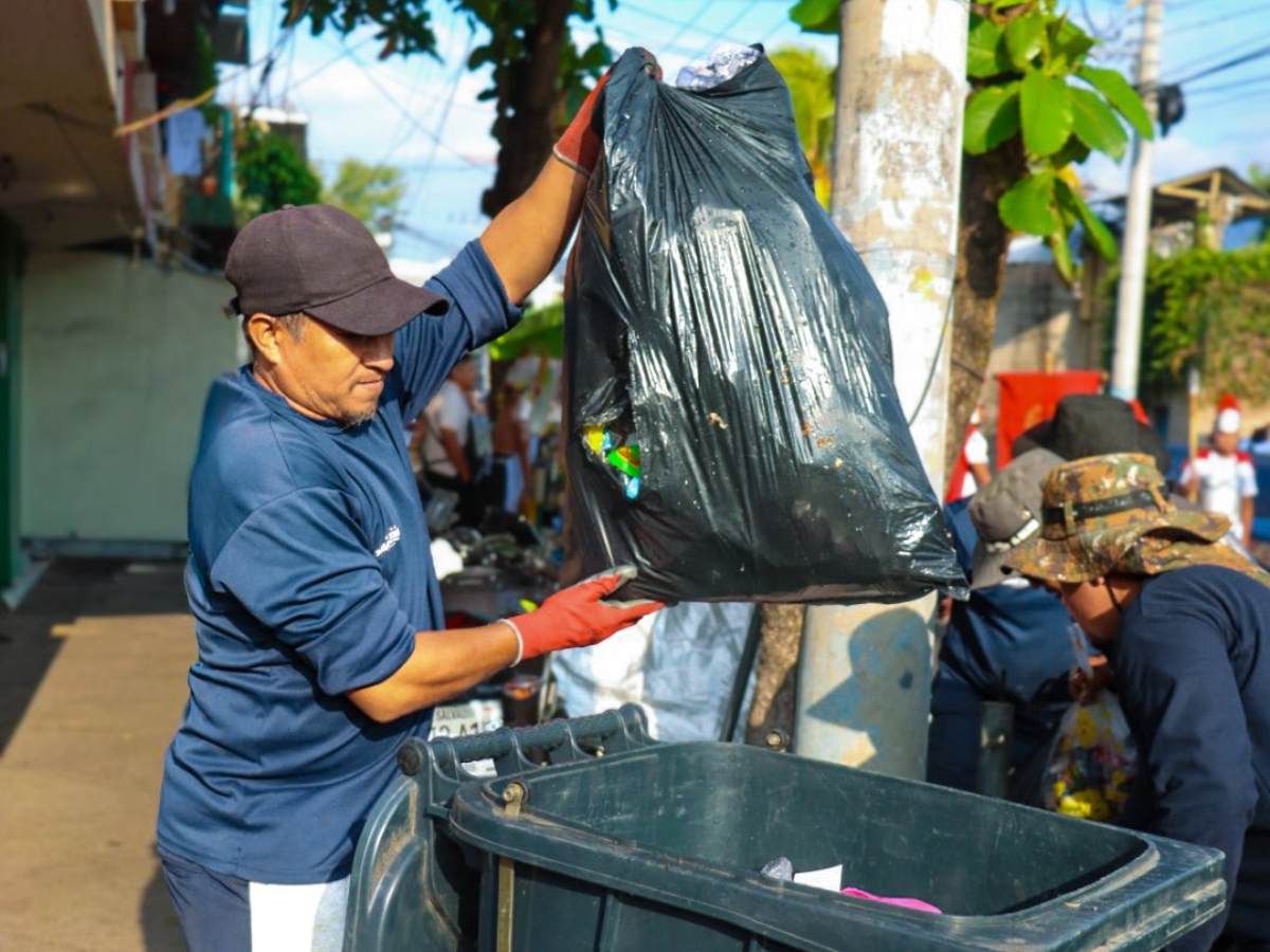 Comerciantes del Centro Histórico ahora deberán entregar sus desechos directamente a equipos municipales con el nuevo sistema “Local x Local”.