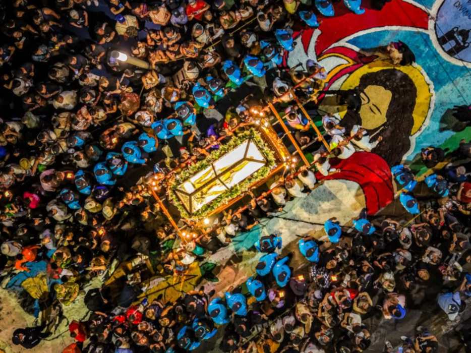 Figuras religiosas y símbolos salvadoreños formaron parte de la alfombra más grande de su tipo en Centroamérica, según autoridades.