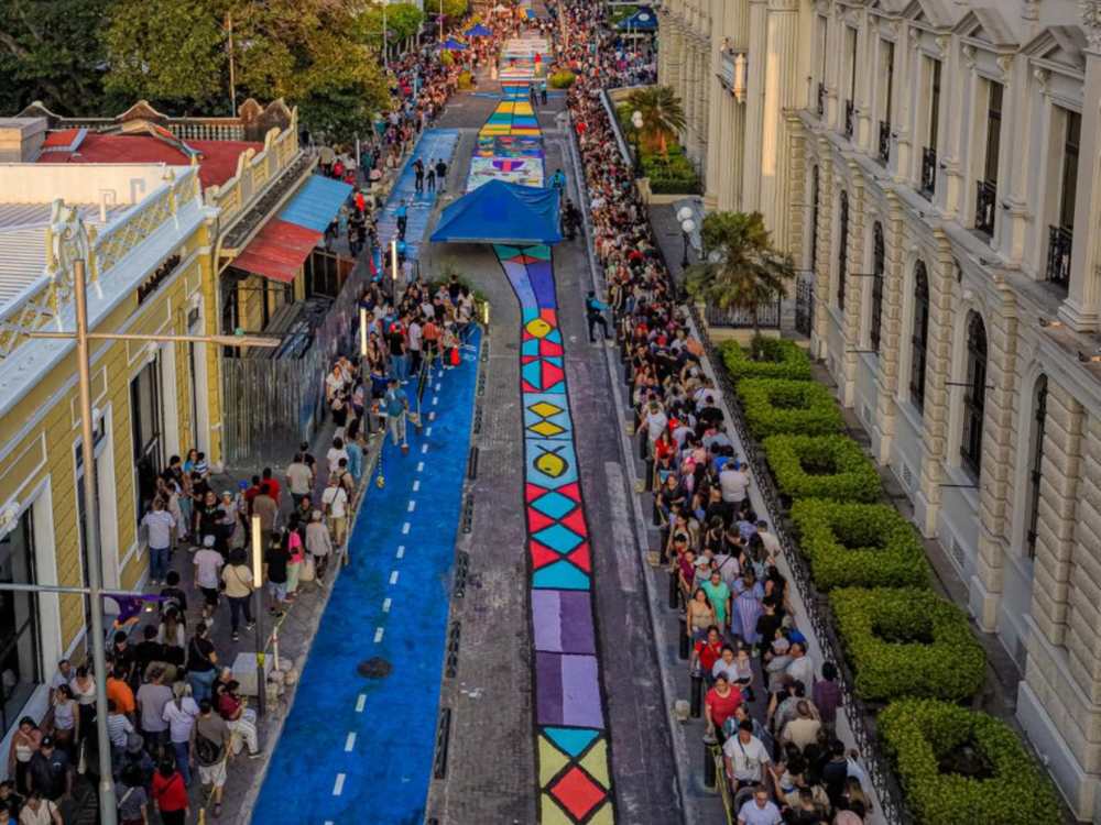 La alfombra de 1,070 metros fue elaborada con sal teñida en unos 150 colores, según organizadores.