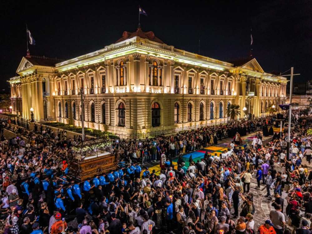 La megaalfombra sirvió como recorrido para la procesión del Santo Entierro en San Salvador.