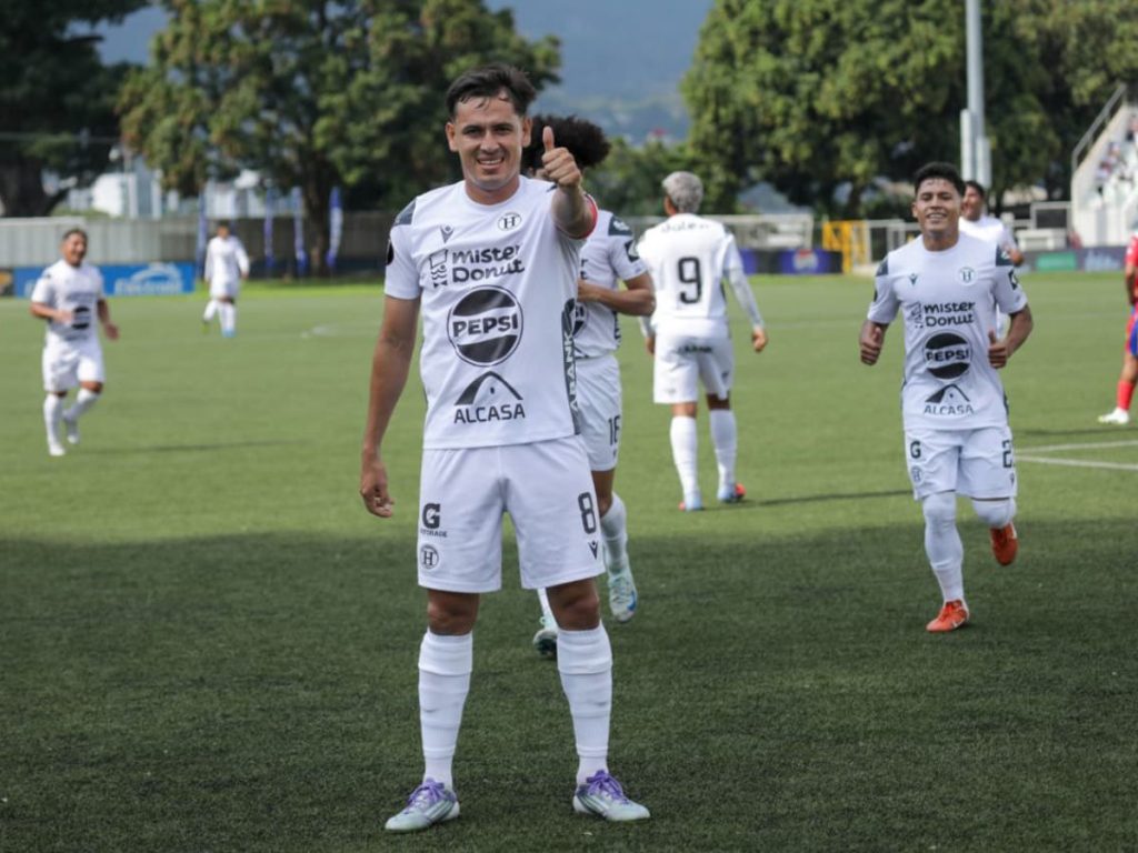 César Flores celebra su gol ante Firpo. Foto X Hércules
