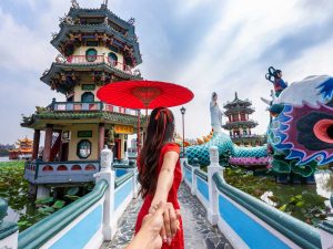 Turistas recorren una zona emblemática de China, país que acelera su crecimiento y se acerca a liderar el turismo mundial.