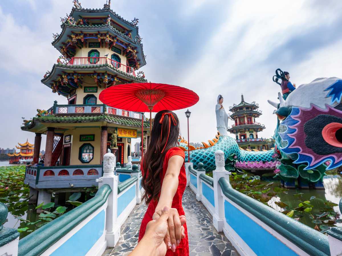 Turistas recorren una zona emblemática de China, país que acelera su crecimiento y se acerca a liderar el turismo mundial.
