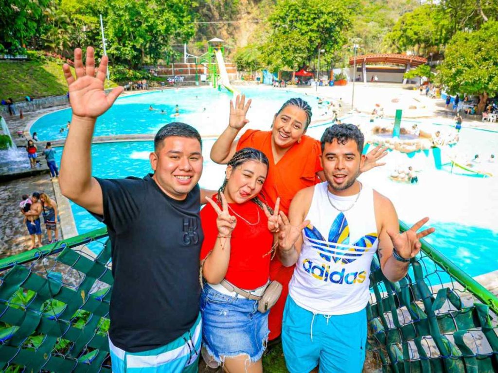 El entorno natural y las caídas de agua convierten a Los Chorros en un destino ideal para el descanso familiar.