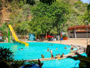 Familias disfrutan de las piscinas naturales del Parque Recreativo Los Chorros durante el Jueves Santo.