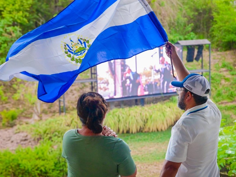 La bandera salvadoreña ondeó con fuerza mientras sonaban los éxitos de la orquesta