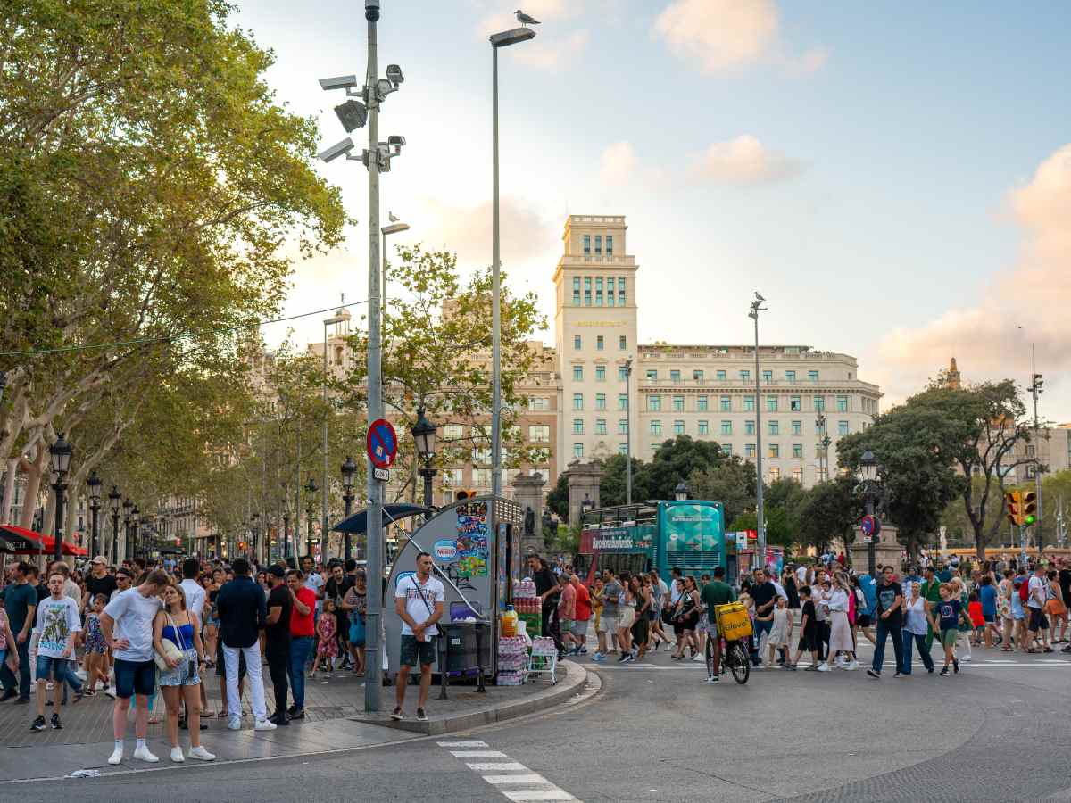 España activa un proceso de regularización que permitirá a miles de migrantes acceder a derechos laborales y administrativos en todo el país.