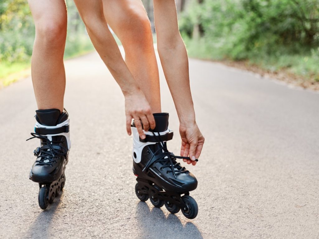El patinaje fortalece el cuerpo y mejora el equilibrio desde temprana edad. Fotografía de referencia/ Freepik