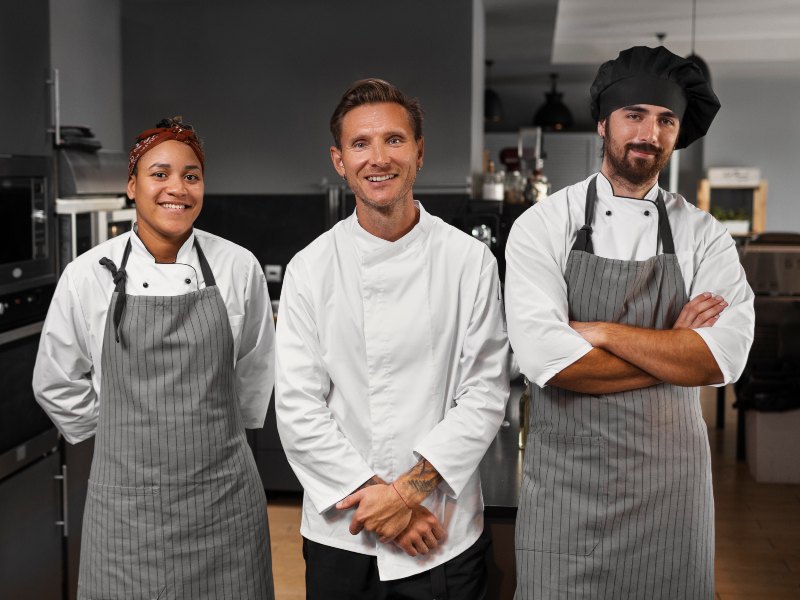Postulación en línea abierta para personal de cocina interesado en trabajar temporalmente en el extranjero.