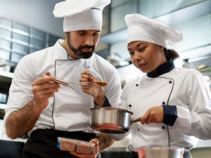 La convocatoria incluye puestos como cocinero, ayudante y personal de limpieza de cocina.