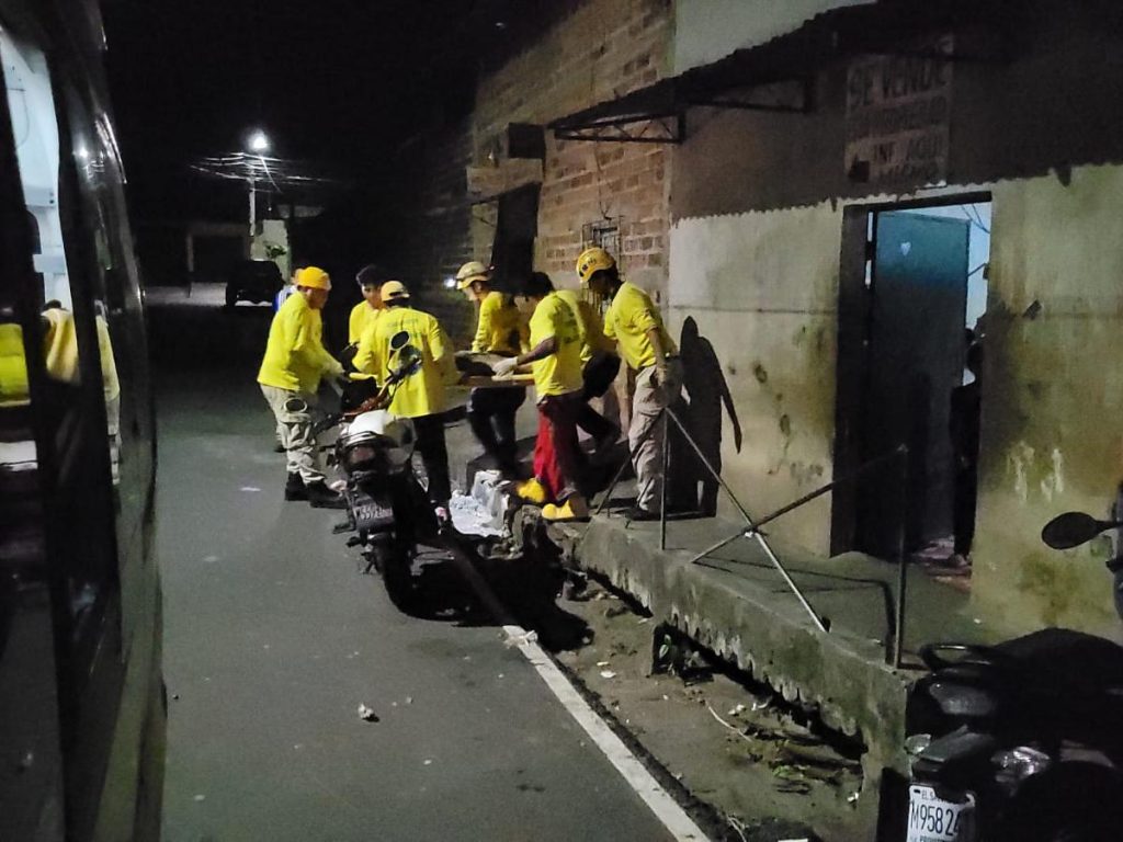 Padre e hijo participaron en labores de asistencia, brindando apoyo previo al traslado del paciente al hospital.