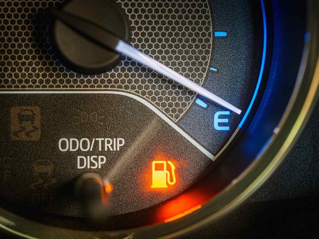 Los precios del combustible registran un alza de $0.07 por galón en todo el país, impactando directamente el costo de movilizarse y el presupuesto mensual.