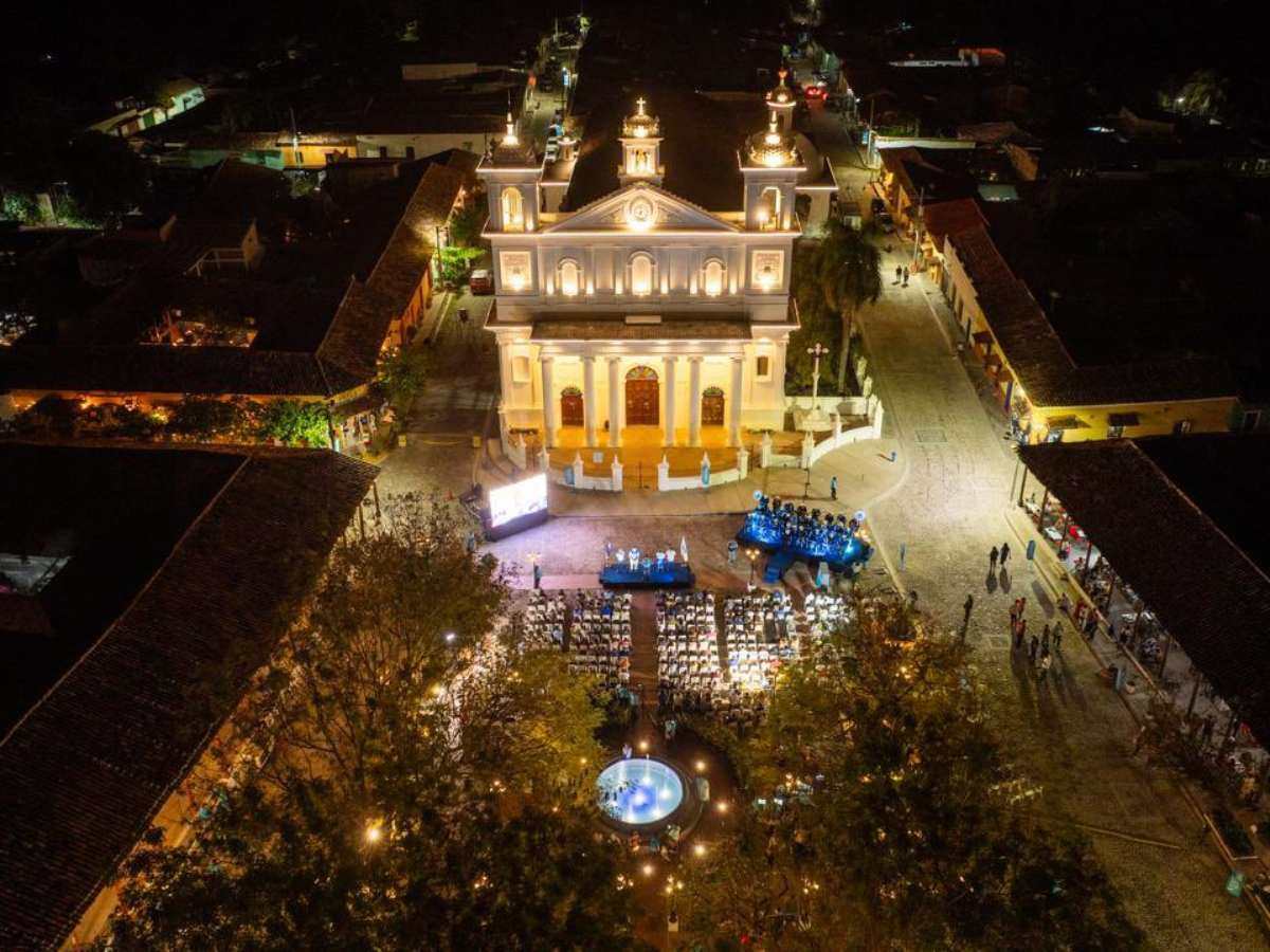 Vista y gastronomía se combinan en Suchitoto para ofrecer experiencias únicas a cada visitante.