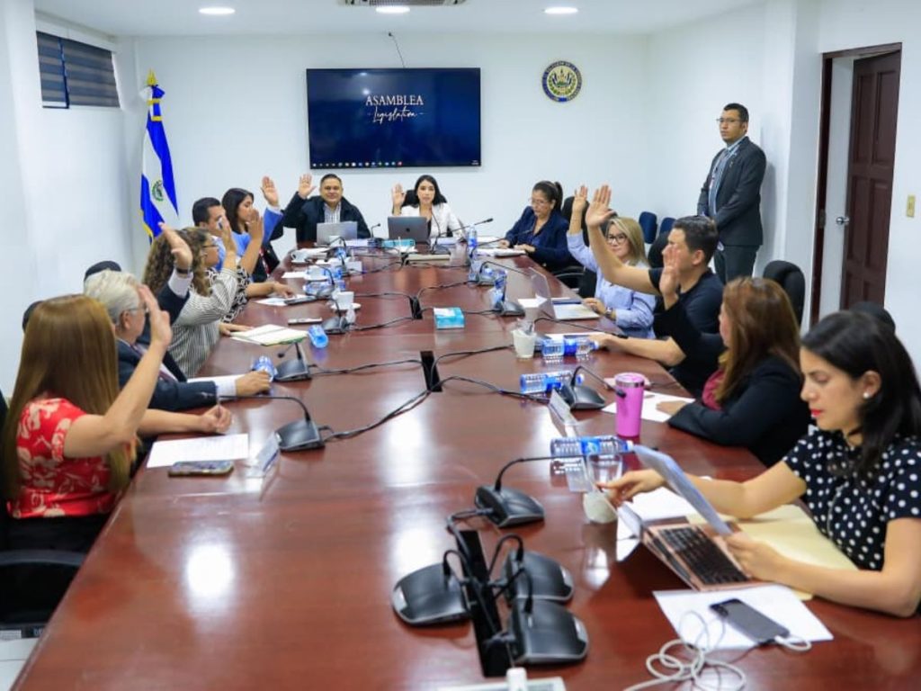 Reformas a la Ley General de Electricidad podrían influir en el costo de la energía en El Salvador, al establecer nuevas reglas para la generación distribuida, especialmente la solar. Foto Asamblea