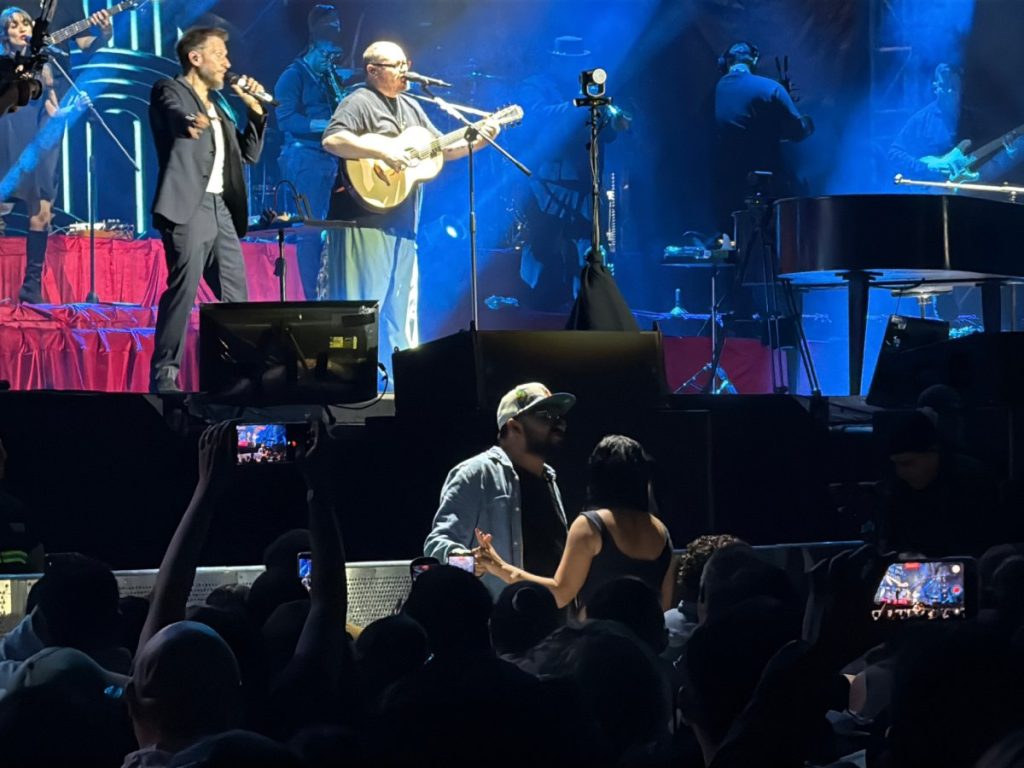 La pareja selló su compromiso mientras Sin Bandera interpretaba uno de sus temas más románticos. Fotografía/ elsalvador.com