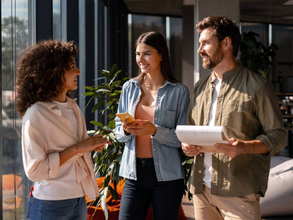 Las conversaciones fluyen mejor cuando hay interés genuino: preguntas concretas y atención al otro marcan la diferencia desde el primer momento.