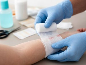 ¿No sabes cómo actuar ante una herida? Estos son los 4 pasos recomendados