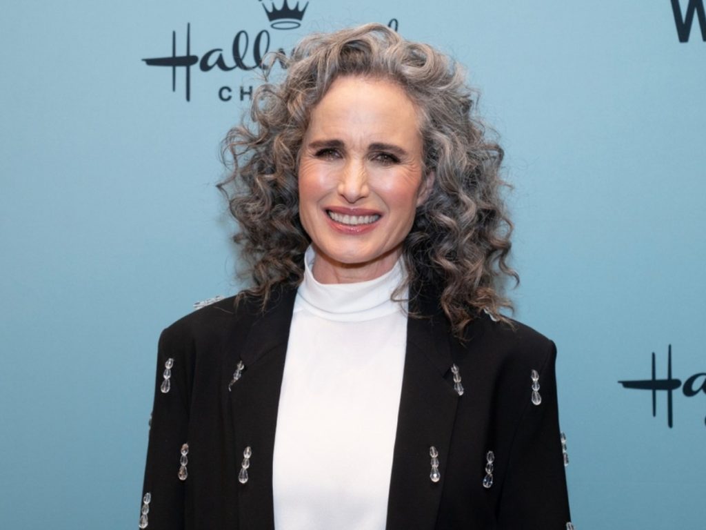 La actriz Andie MacDowell-risos-cabello-ondulado