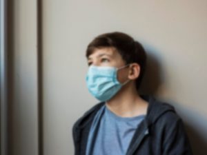 Nueva variante “cigarra” de covid-19 podría afectar más a los niños: esto debés saber