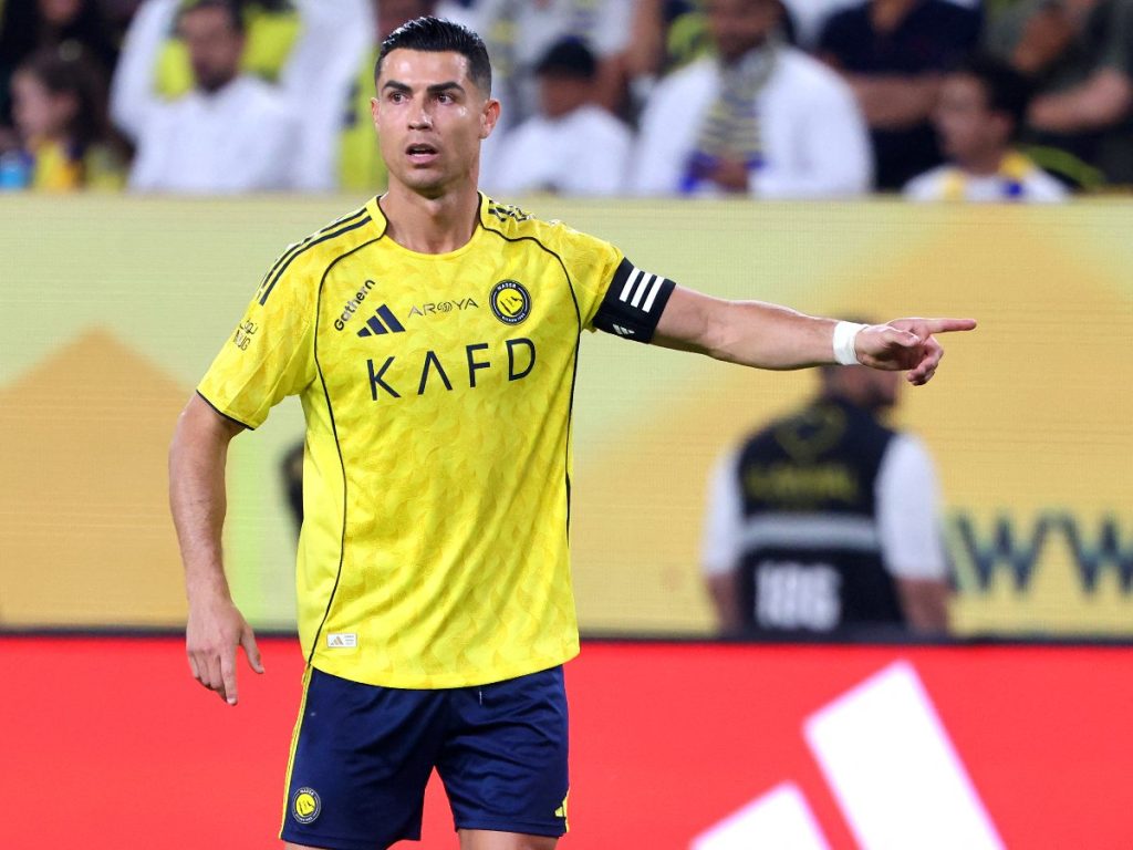 Cristiano Ronaldo, delantero portugués del Al Nassr (número 07), gesticula durante el partido de la Liga Profesional Saudí entre el Al Nassr y el Al Najma en el estadio Al-Awwal Park de Riad, el 3 de abril de 2026. (Foto de Fayez Nureldine / AFP)