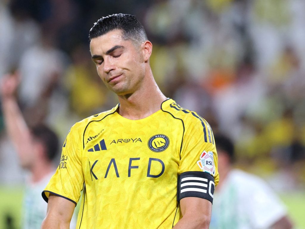 Cristiano Ronaldo, delantero portugués del Al Nassr (número 7), reacciona durante el partido de la Liga Profesional Saudí entre el Al Nassr y el Al Najma en el estadio Al-Awwal Park de Riad, el 3 de abril de 2026. (Foto de Fayez Nureldine / AFP)
