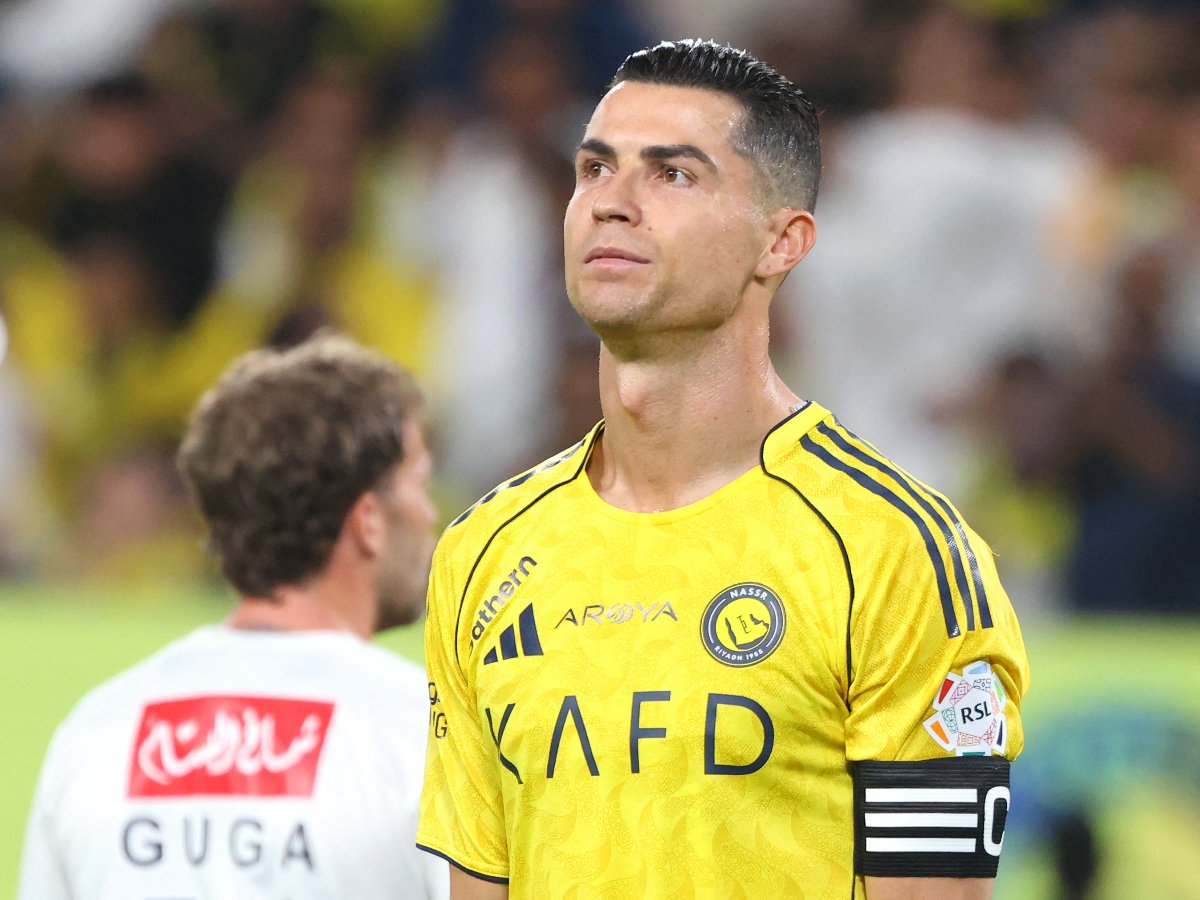 Cristiano Ronaldo (derecha), delantero portugués del Al Nassr con el número 07, reacciona durante el partido de la Liga Profesional Saudí entre el Al-Nassr y el Al-Najma en el estadio Al-Awwal Park de Riad, el 3 de abril de 2026. (Foto de Fayez Nureldine / AFP)