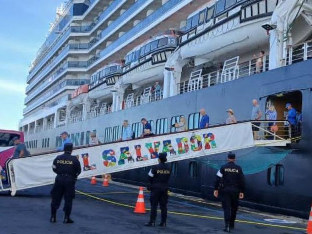 Crucero Eurodam llegó al puerto de Acajutla. Foto Cortesía PNC
